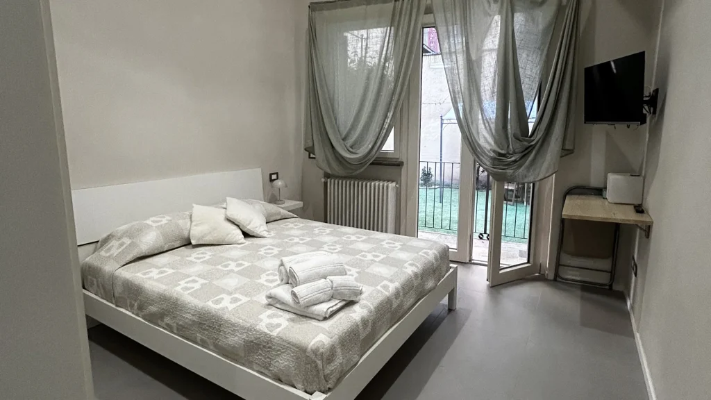 Slide - Camera da letto - Il giardino delle camelie - Affitti brevi - Biella