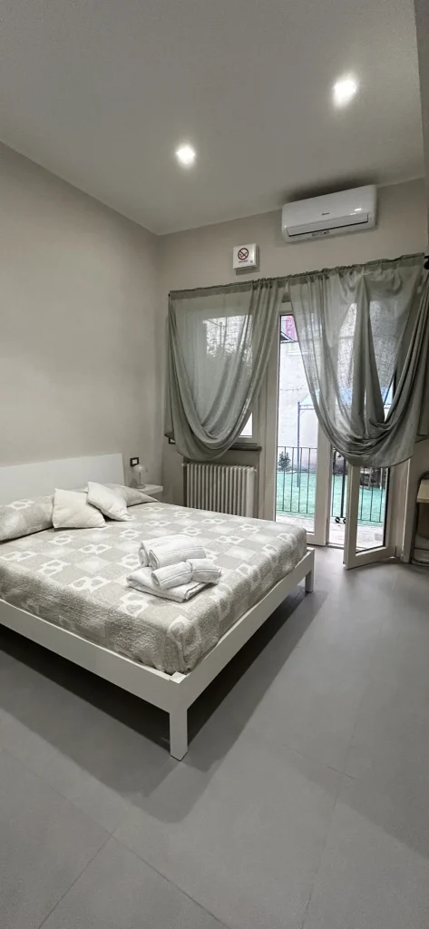 Slide - Camera da letto - Il giardino delle camelie - Affitti brevi - Biella